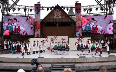 🌟 Tradition und Kreativität vereint – Bühnenbild für das größte Folklorefestival der Slowakei! 🌟